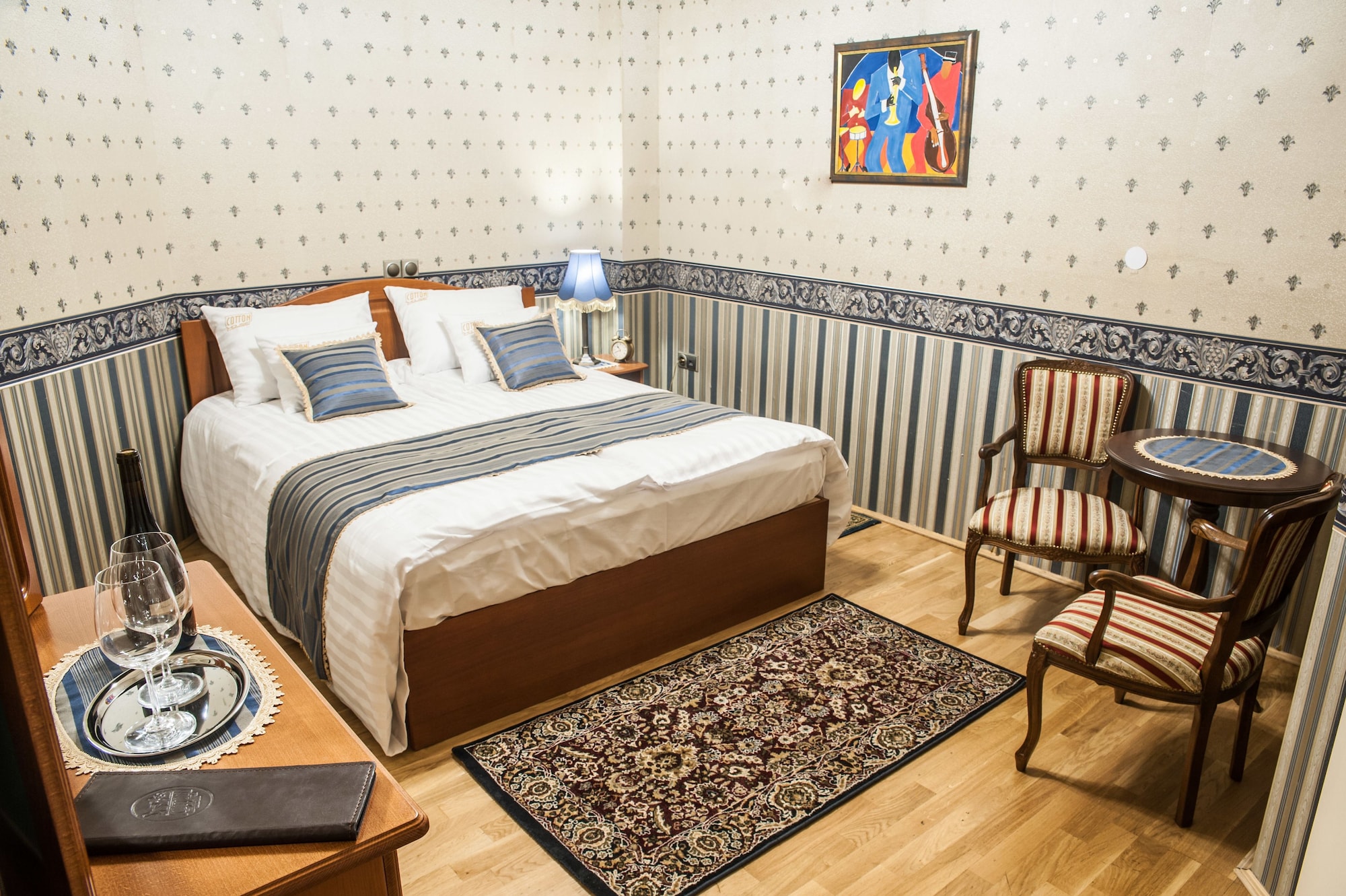 ROOM, QUEEN BED, NO WINDOW