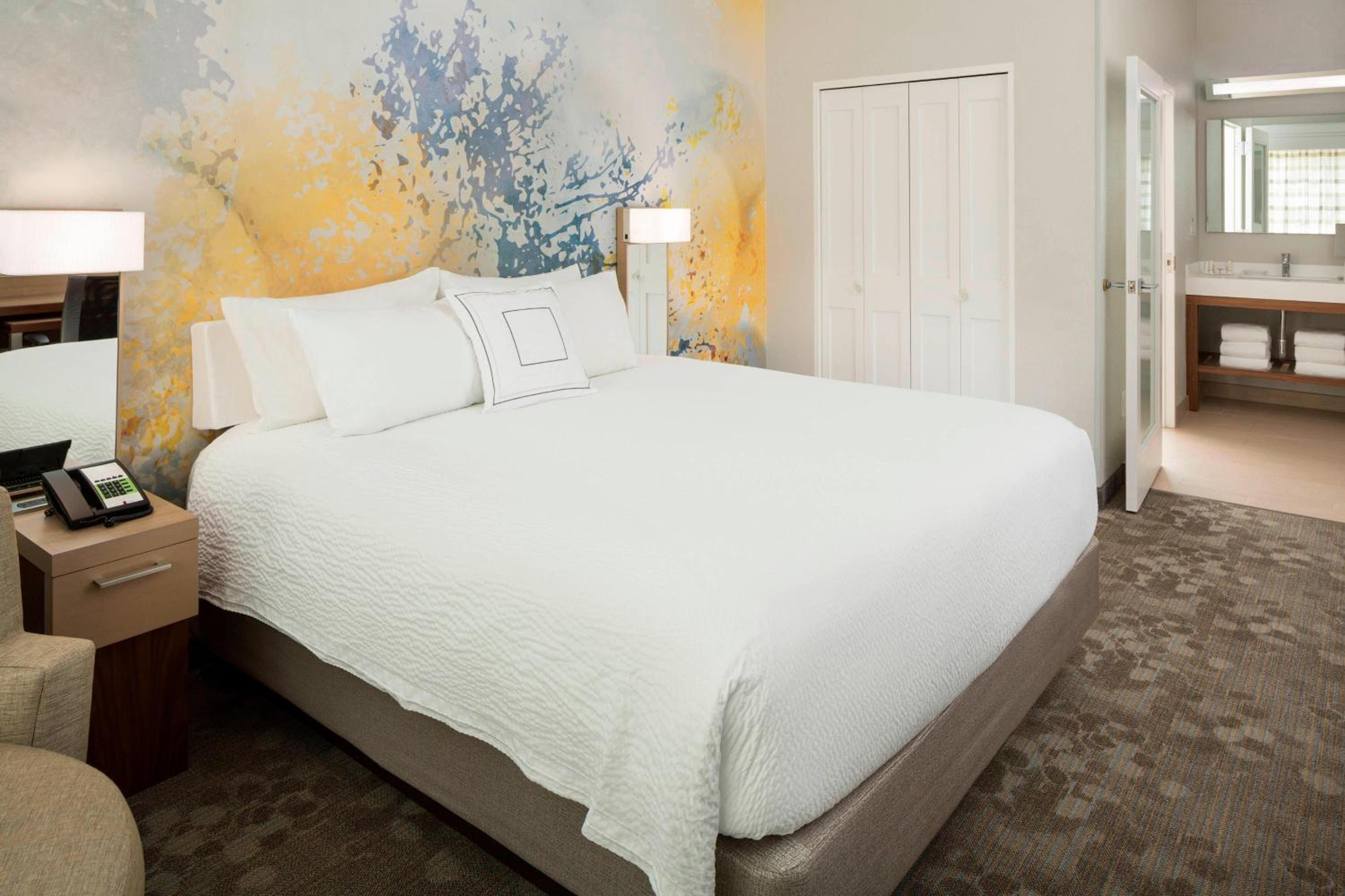 غرفة بسرير كينج مع أريكة بحوض استحمام لذوي الإعاقة، Courtyard By Marriott Palo Alto Los Altos 5/10