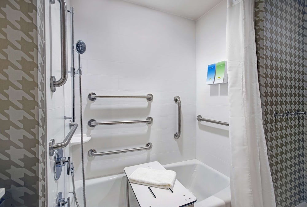Home2 Suites by Hilton Milwaukee Downtown, WI 10/48