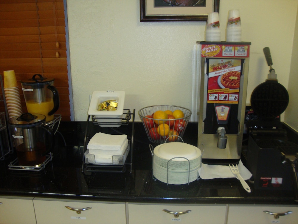 Super 8 by Wyndham Azusa CA 18/19