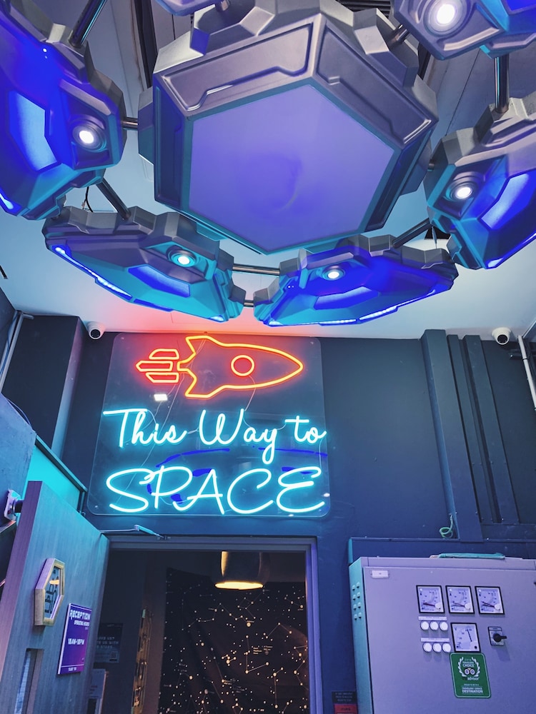 Met A Space Pod @ Arab Street 38/50