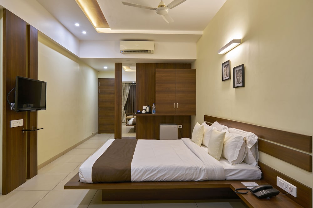 Hotel 3 Leaves Kolhapur 17/30