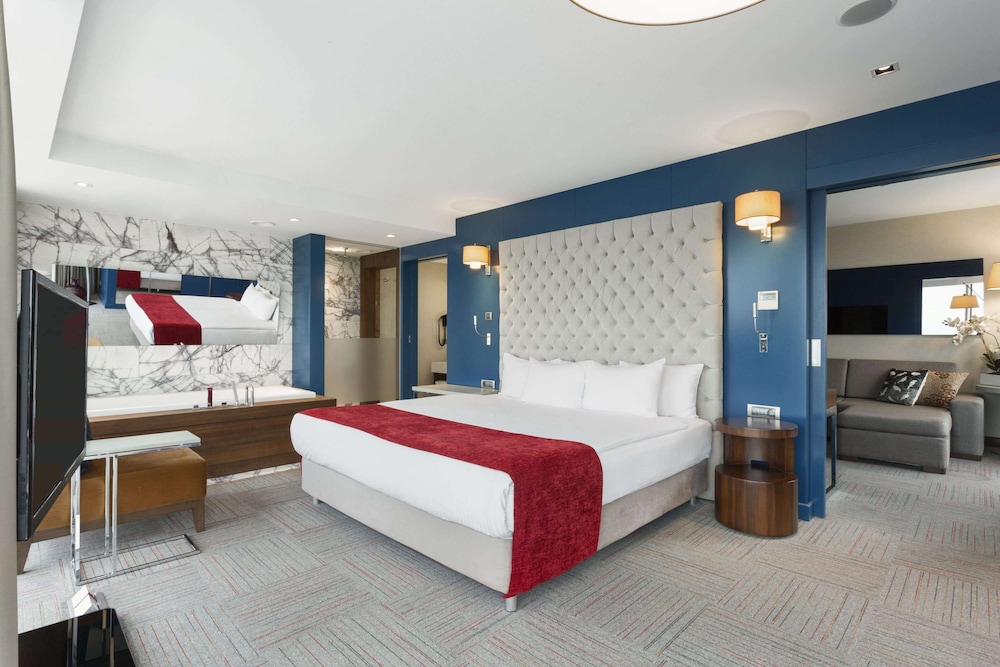 SUITE, KING BED, SEA VIEW, CORNER