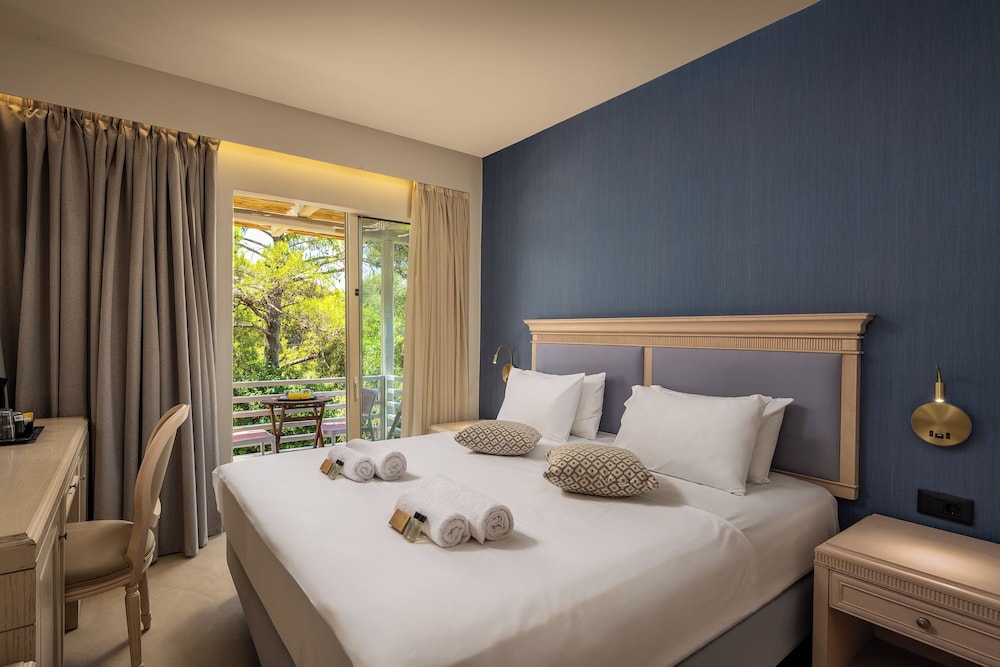PINE TREES ART HOTEL 25/50