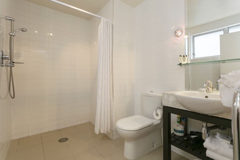 1 Bedroom, Apartment, King Bed, Pool Side, Sofa 5/9