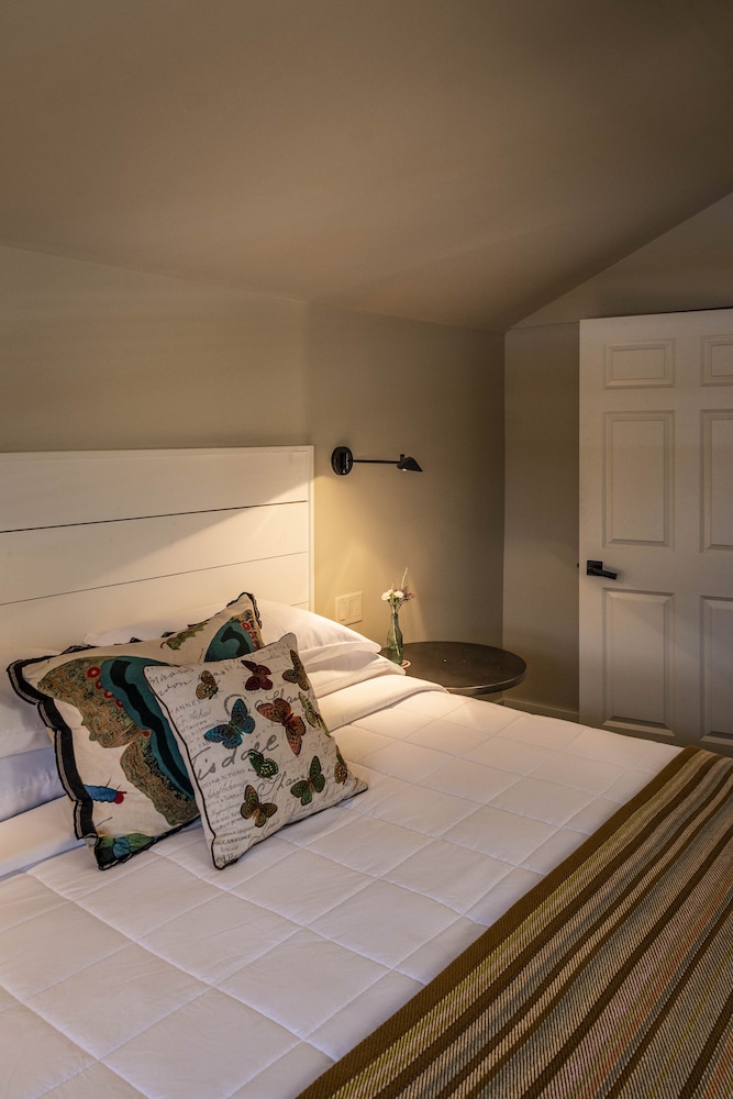 ROOM 9, FAMILY, KING AND TWIN BEDS