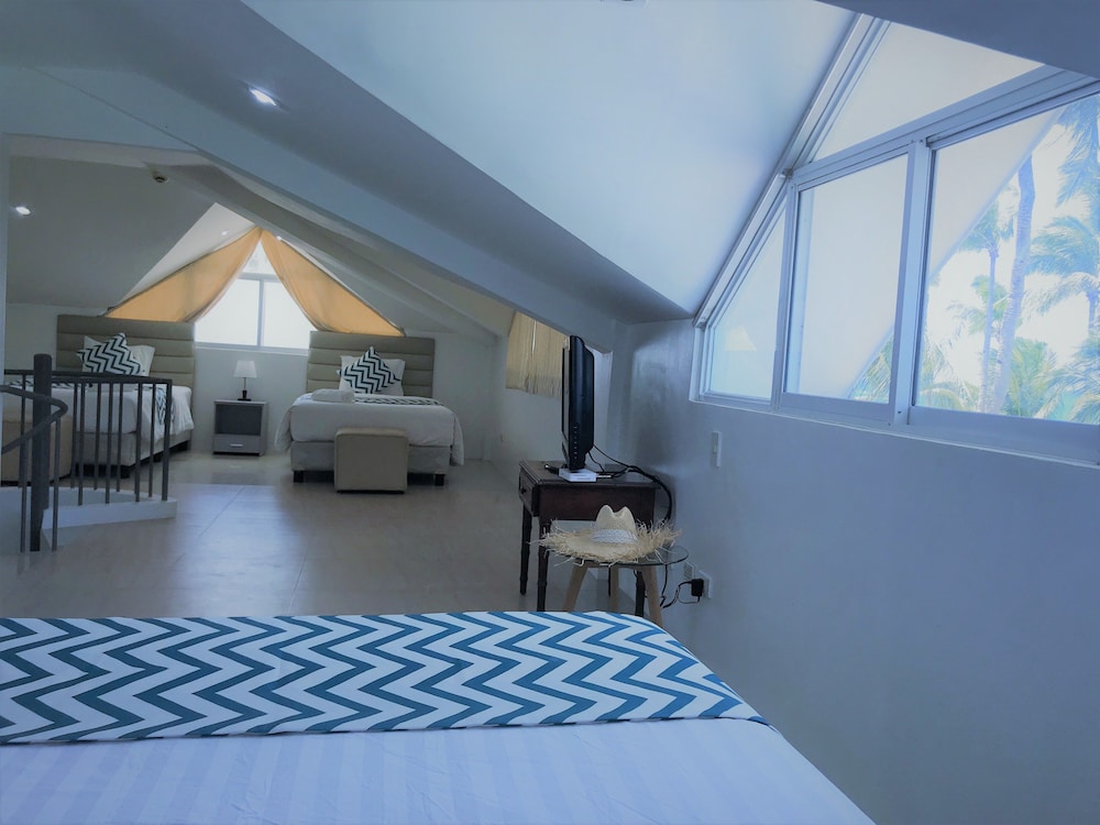 Grand Blue Beach Hotel 23/77