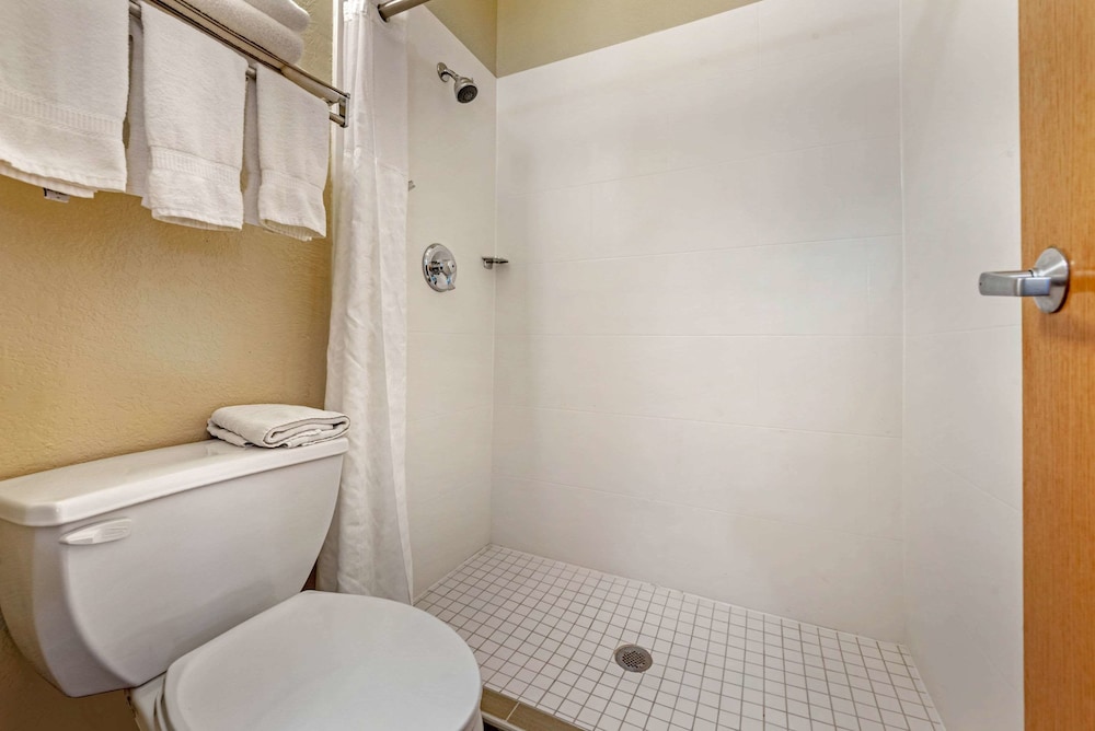 Comfort Inn Fremont, IN 10/39