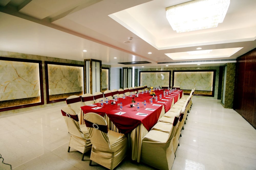 Pinnacle by Click Hotels, Lucknow 50/63