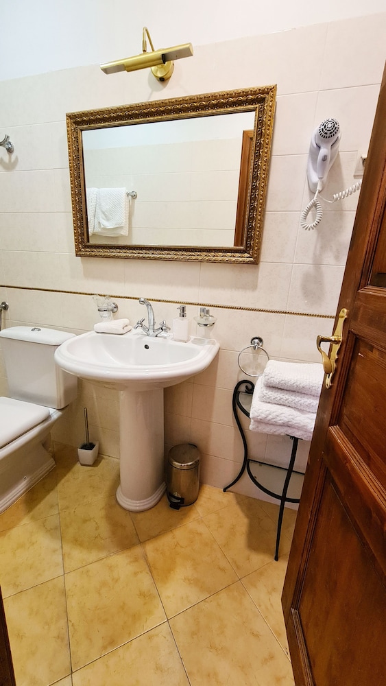 Hamlet Bed and Breakfast 65/66