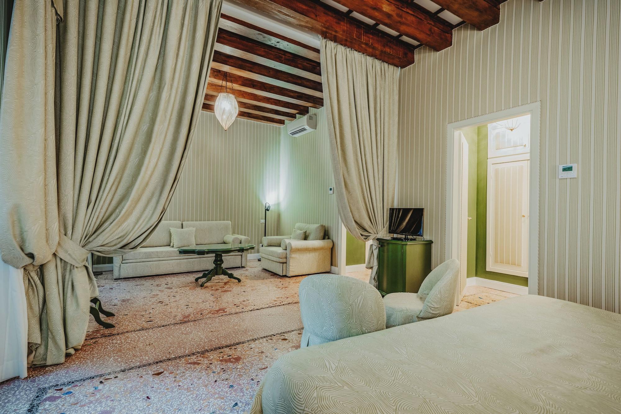 Suite, Pool Access