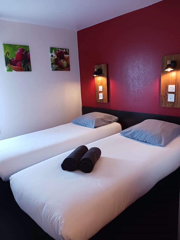غرفة قياسية بسريرين منفصلين، Kyriad Direct Saintes 4/10