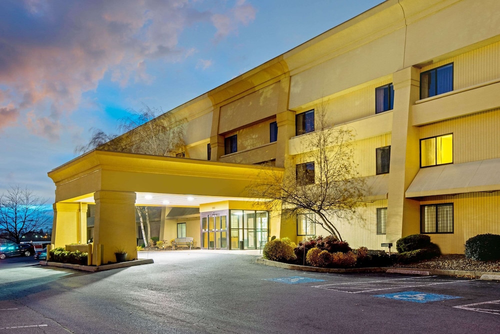 La Quinta Inn And Suites By Wyndham Harrisburg Airport Hershey 4/48
