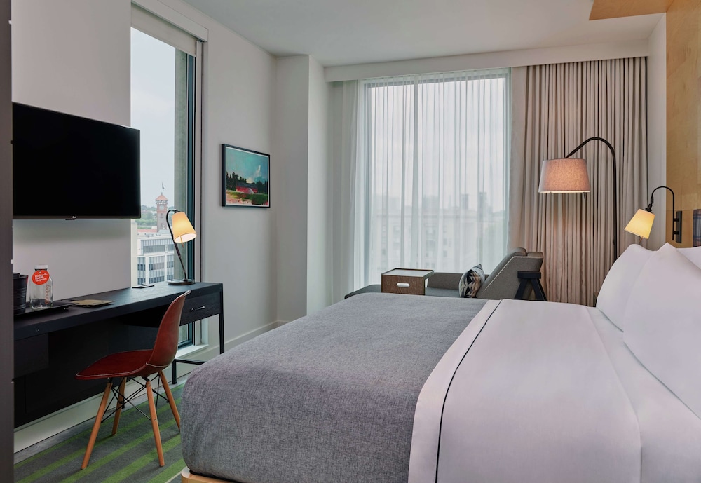 ROOM, KING BED, CORNER