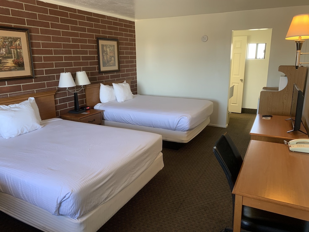 غرفة بسريرين كوين للمدخنين، Days Inn by Wyndham Lake Point 2/4
