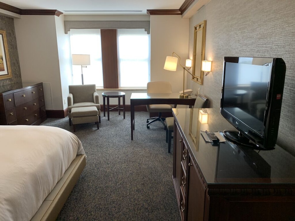EXECUTIVE, SUITE
