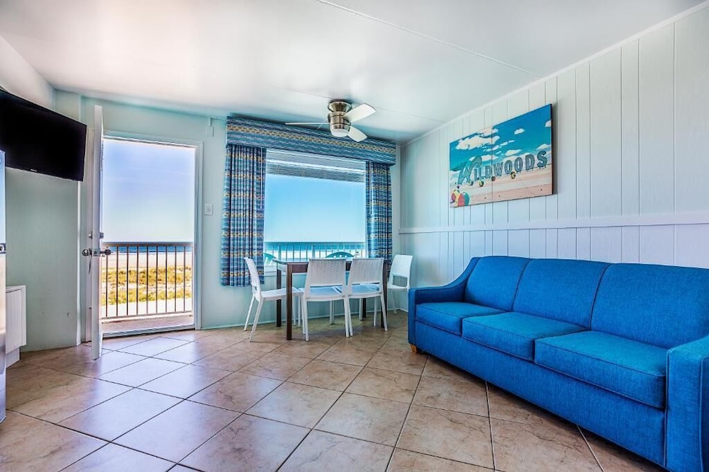 Paradise Ocean Front Resort 26/45