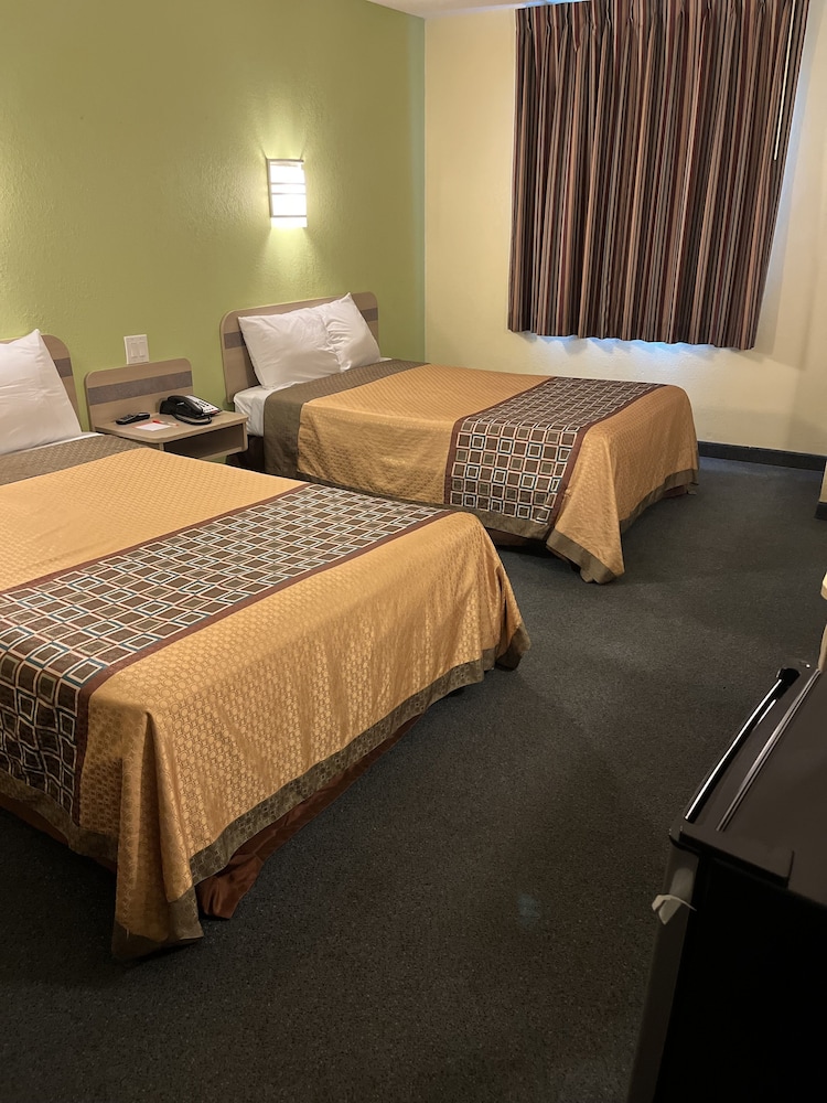 Howard Johnson by Wyndham Clarksville Tennessee 17/45