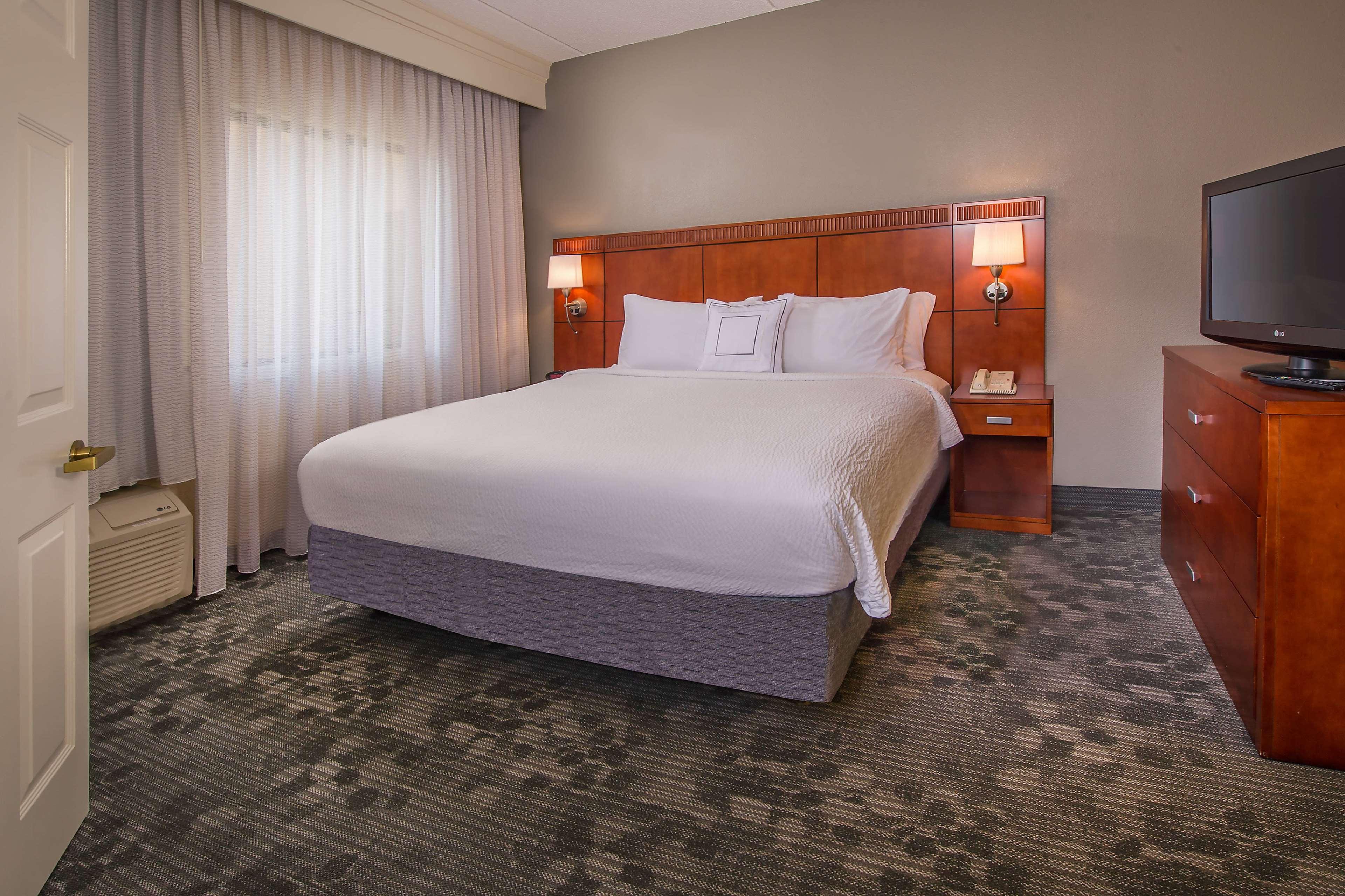 1 BEDROOM, SUITE, KING BED, BALCONY