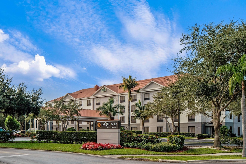 La Quinta Inn & Suites by Wyndham Bonita Springs Naples N. 1/47