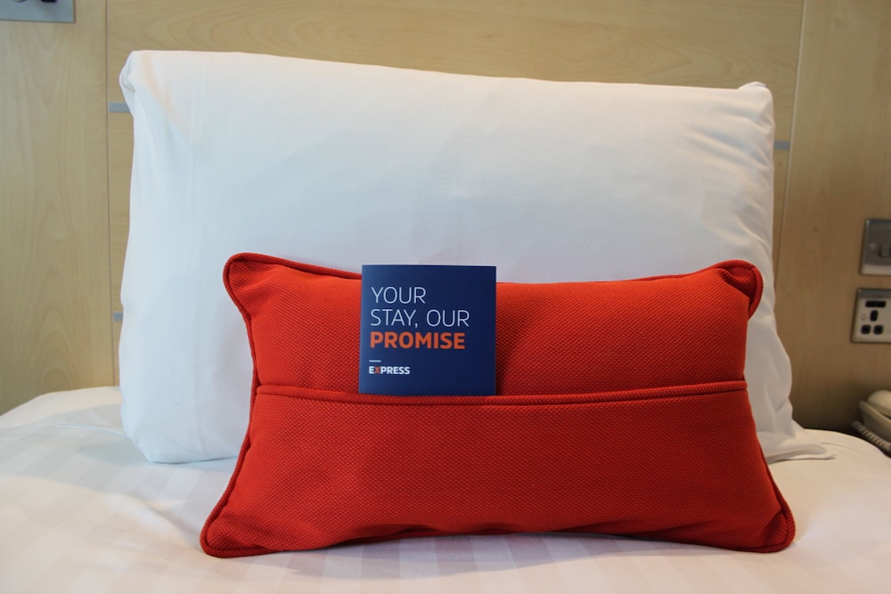 Holiday Inn Express Cardiff Airport 18/27
