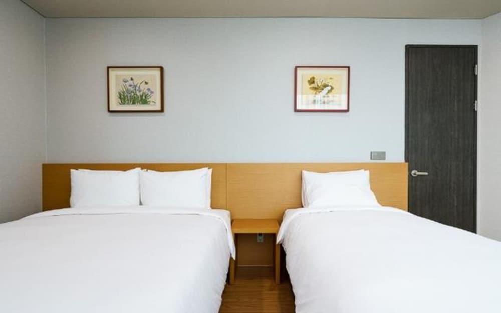 City, Suite, 1 King and 1 Single Beds