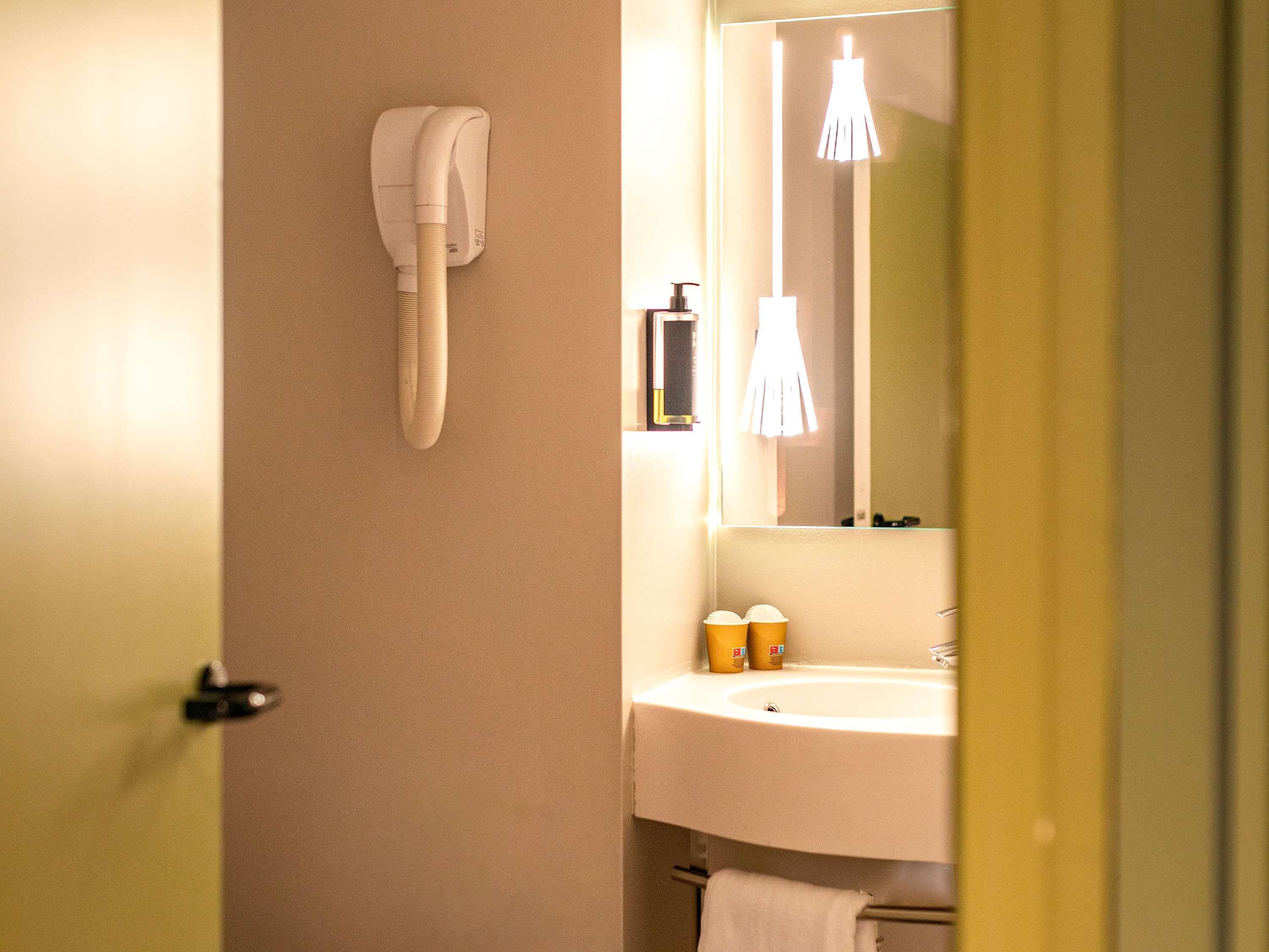Family, 1 Double and 2 Bunk Beds, ibis Styles Saint Etienne Gare Chateaucreux 3/3