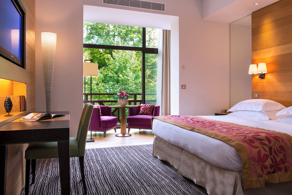 Deluxe, King Bed, South Facing View