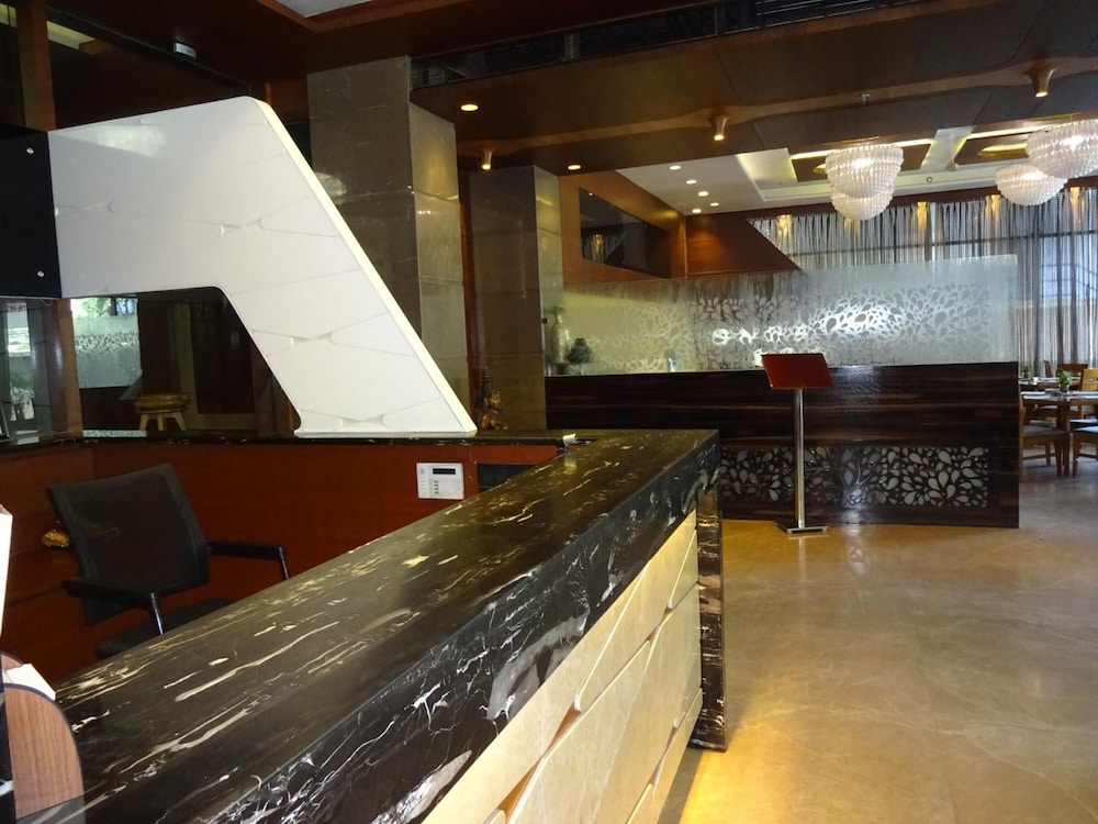 Hotel Cosmopolitan Ahmedabad 10/62