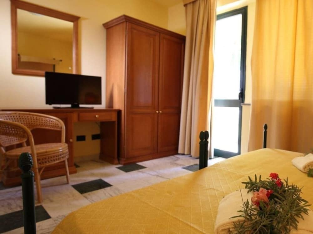 Marina Del Marchese Beach Resort 34/62
