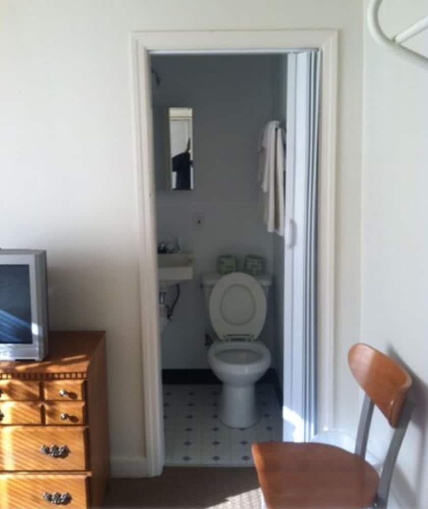 Airport Lodge 2/6