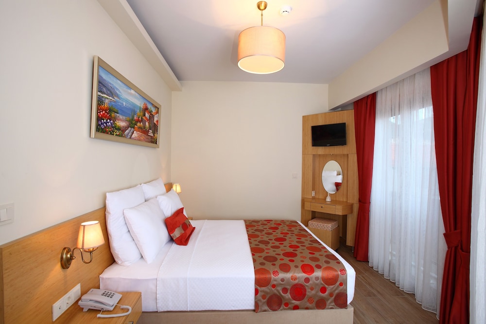 ROOM, TRIPLE, PARTIAL SEA VIEW