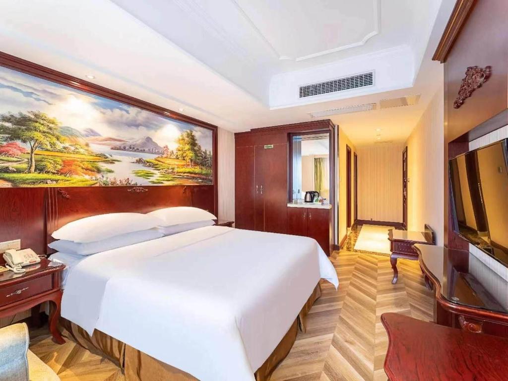 Vienna International Hotel (Shaoxing East Station Wanda) 18/38