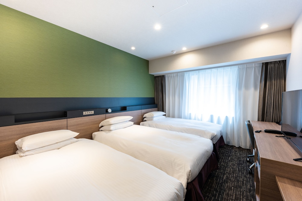 ROOM, TRIPLE, BATHTUB