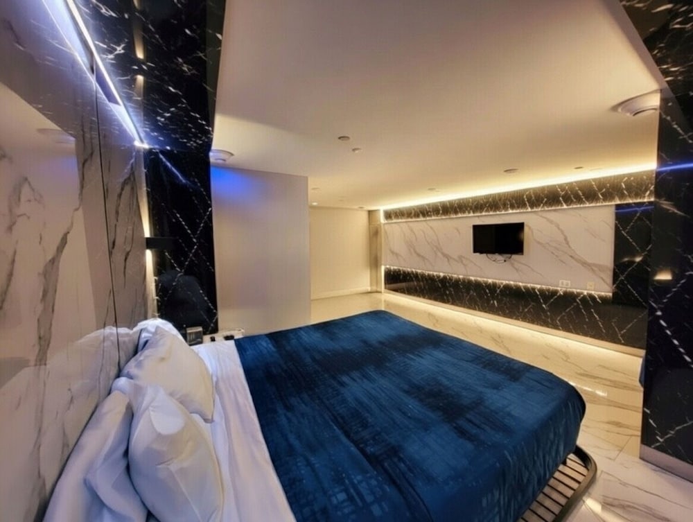Umbrella Hotel Brooklyn 9/22