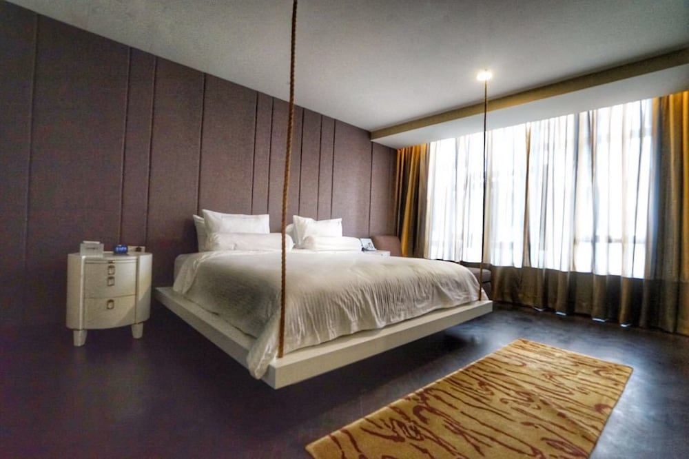 Bedrock Hotel 25/50