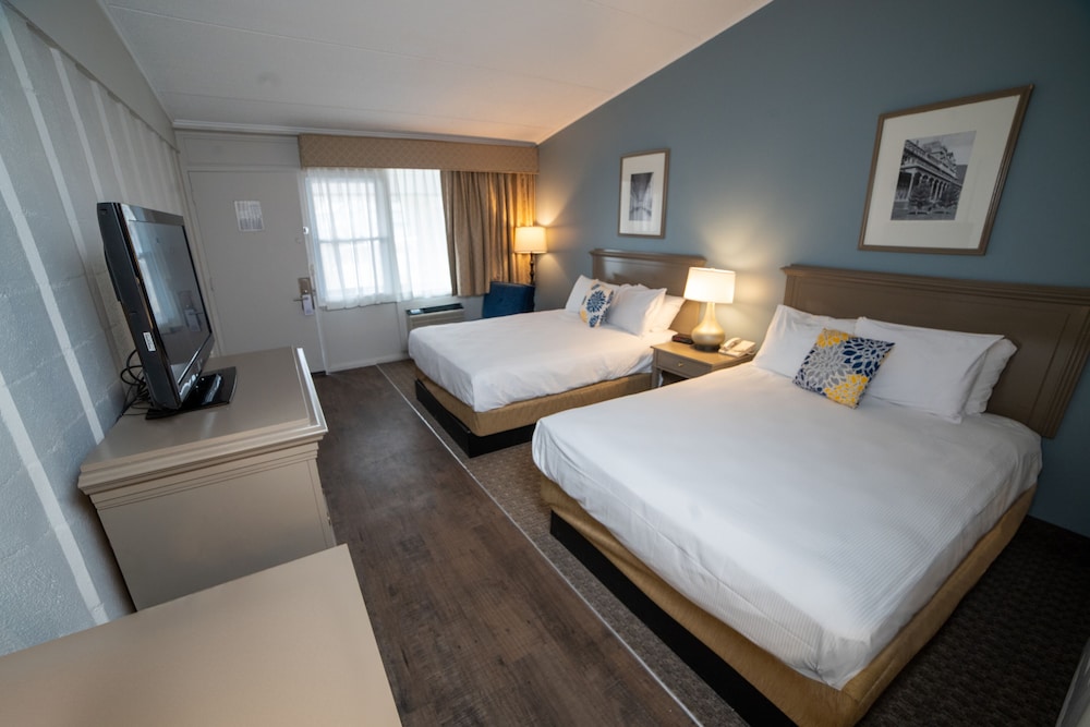 DELUXE, 2 QUEEN BEDS, MOUNTAIN VIEW