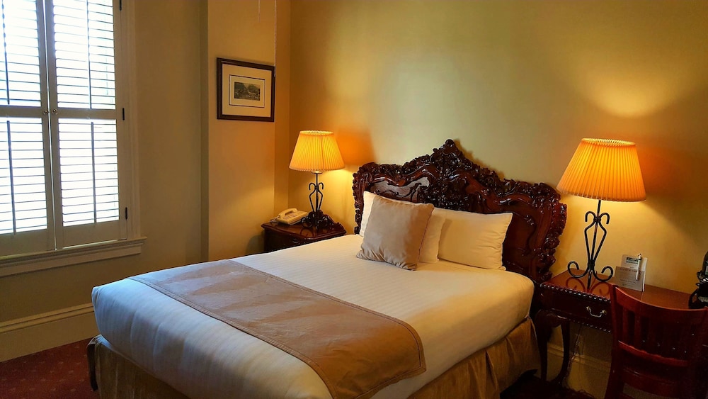 Monterey Hotel 22/68