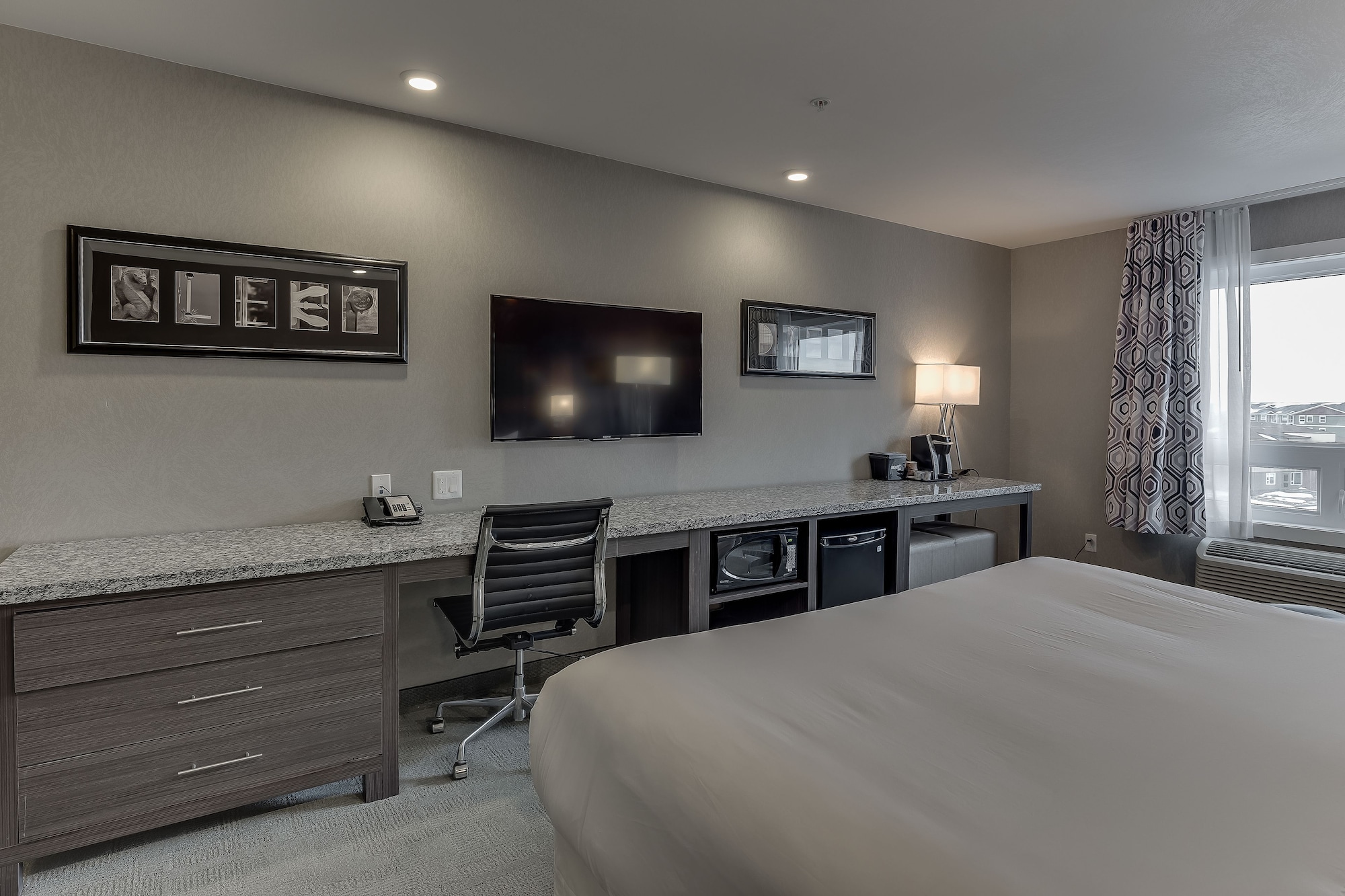 غرفة بزنس بسرير كينج، Home Inn Suites Saskatoon South 3/6