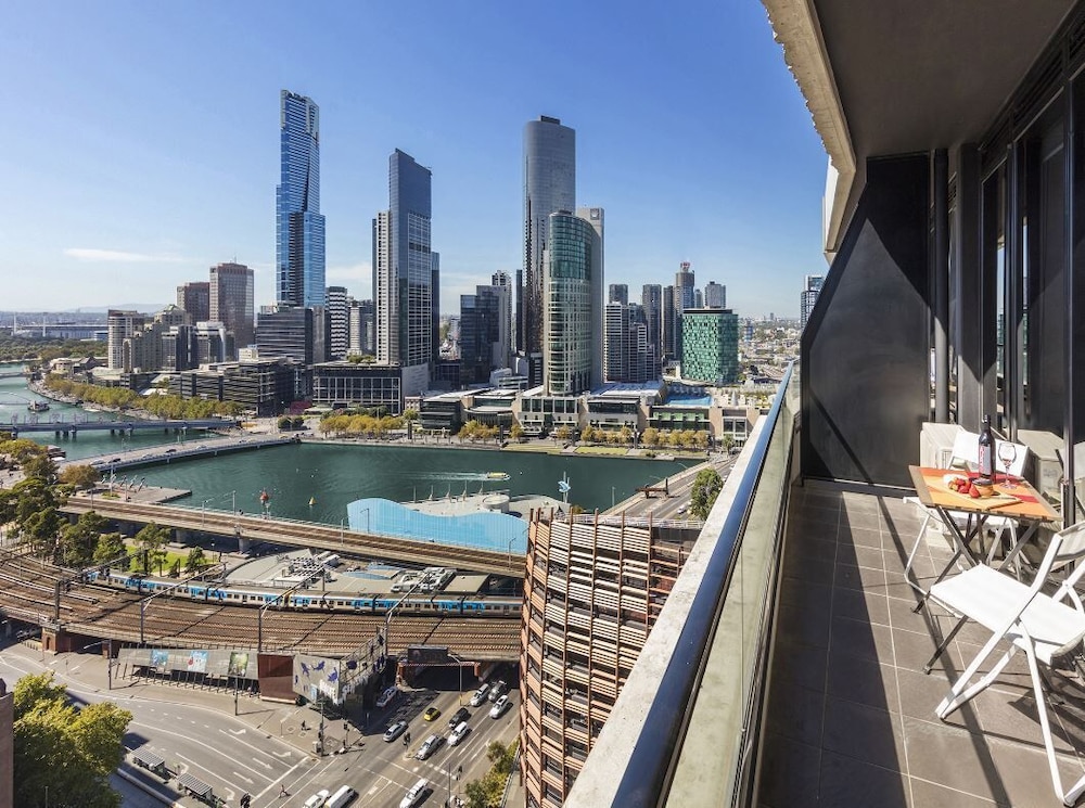 Aura On Flinders Serviced Apartment 75/78