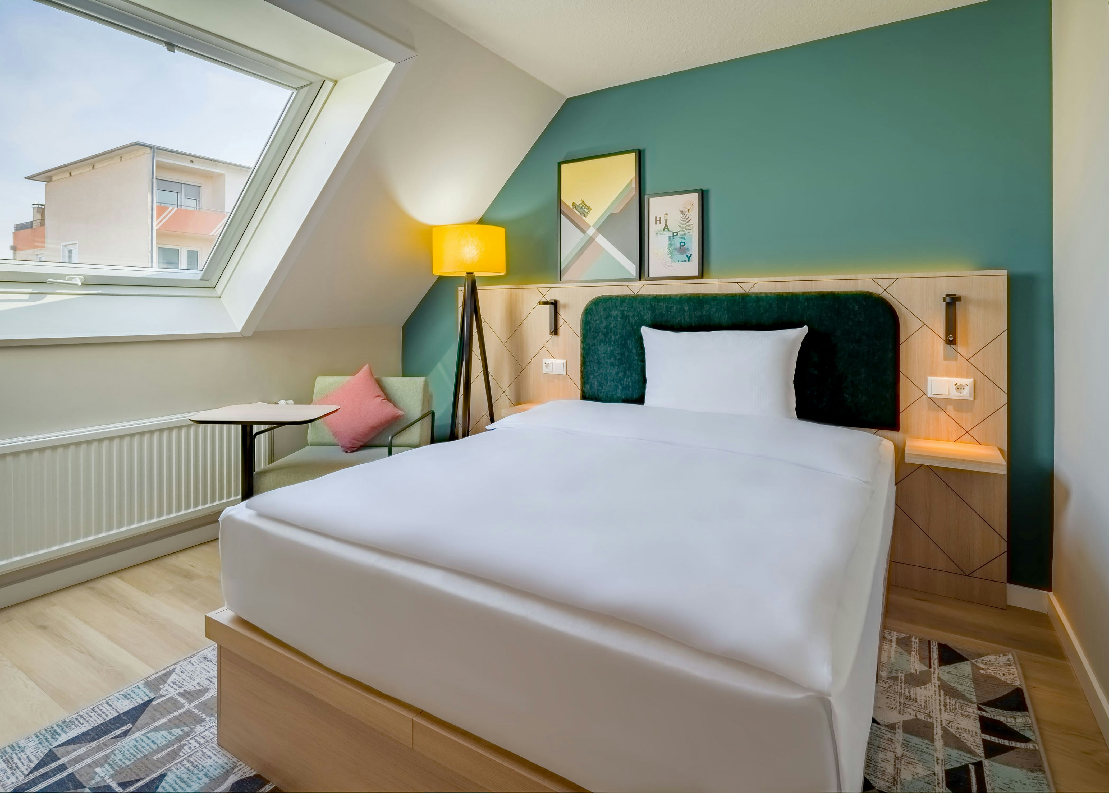 ROOM, QUEEN BED