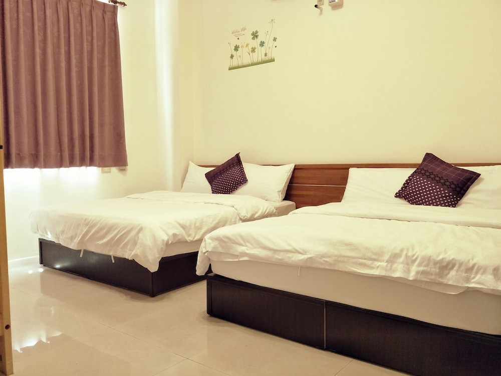 STANDARD, QUADRUPLE, 2 DOUBLE BEDS