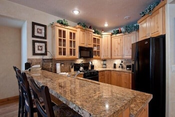 Town Pointe By Lespri Management 36/50
