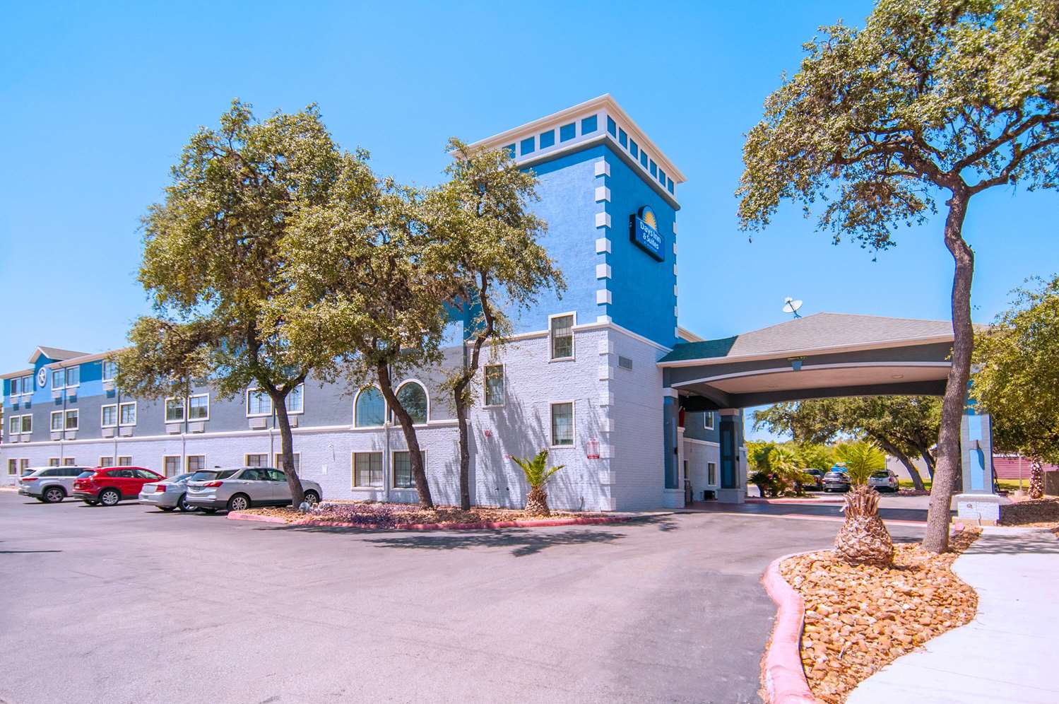 Days Inn & Suites by Wyndham San Antonio North/Stone Oak 50/63