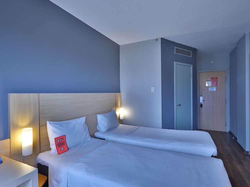 APARTMENT, TWIN BEDS