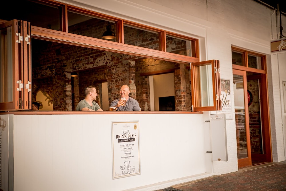 Queens Arms Hotel 2/41
