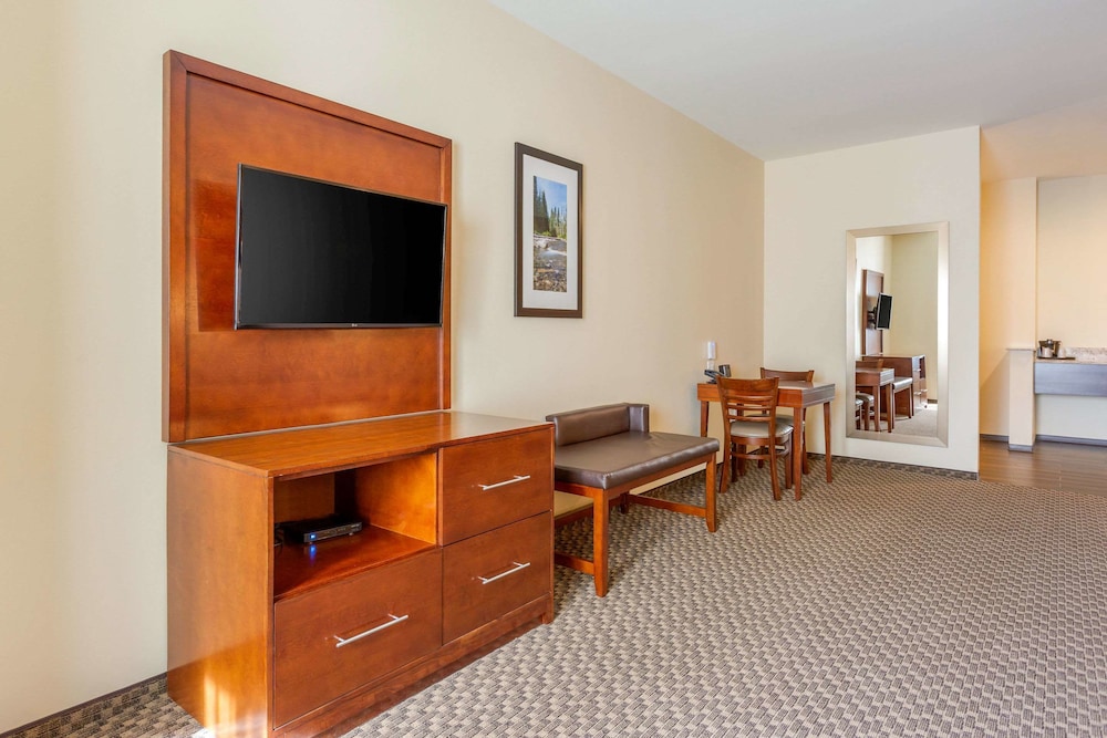 Comfort Suites Burlington Near I-5 23/37