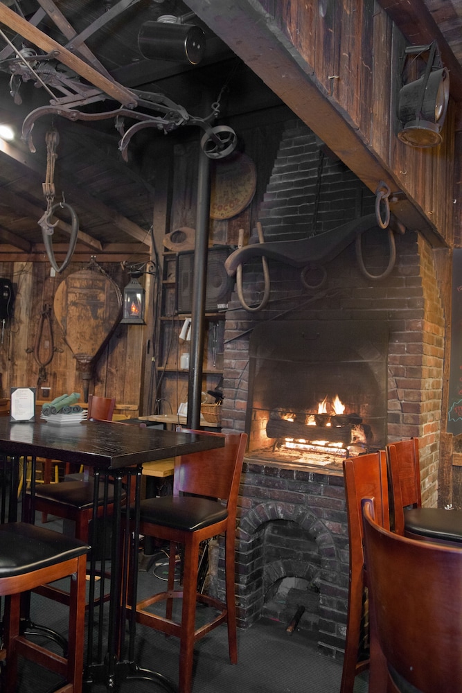 Concord S Colonial Inn 25/30