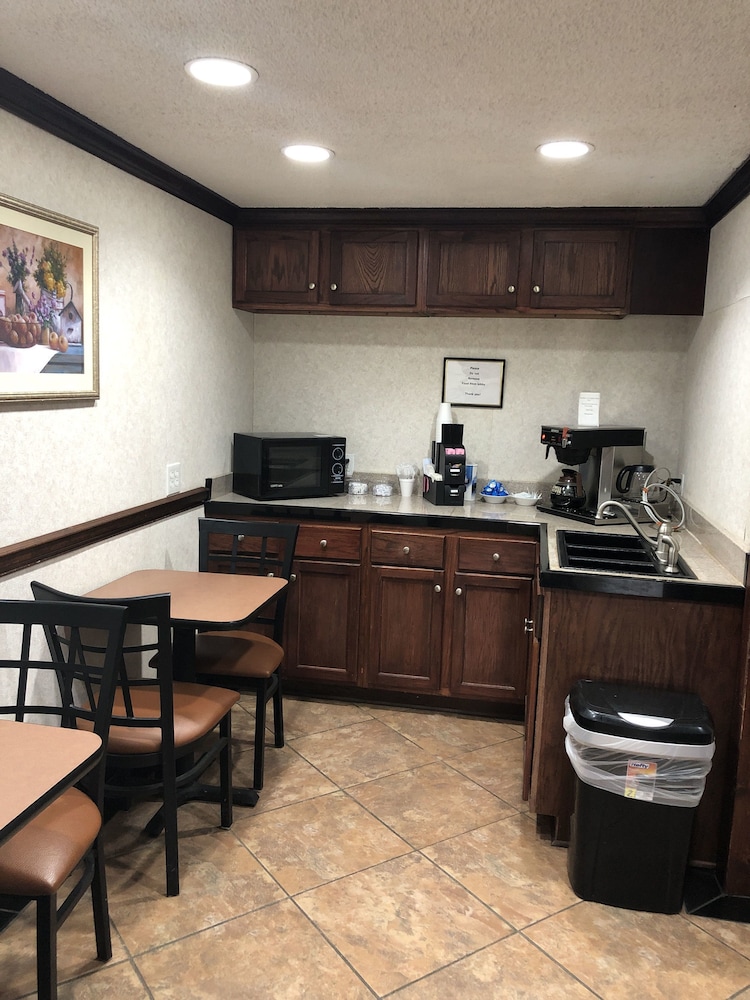 Americas Best Value Inn Conyers 40/54