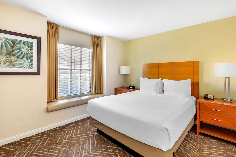 2 BEDROOMS, SUITE, KING AND QUEEN BED, SOFA